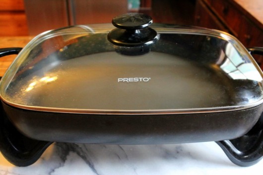  Presto Ceramic 22-inch Electric Griddle with removable handles,  One Size, Black & 06852 16-Inch Electric Skillet with Glass Cover: Home &  Kitchen